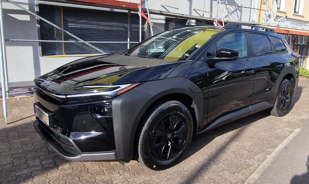 bZ4X Touring Teamplayer in Crystal Black Metallic